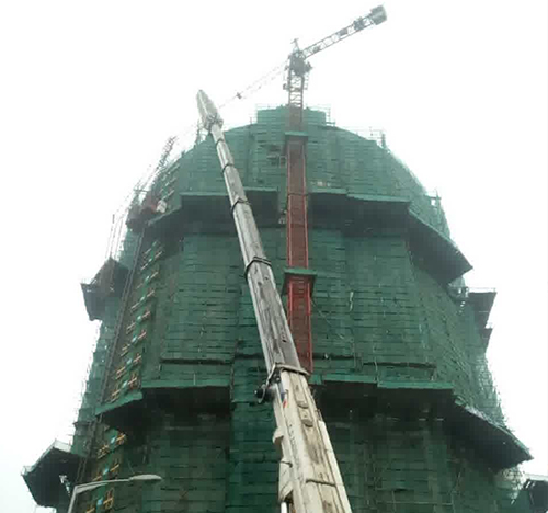 稻城吊车在工地上作业
